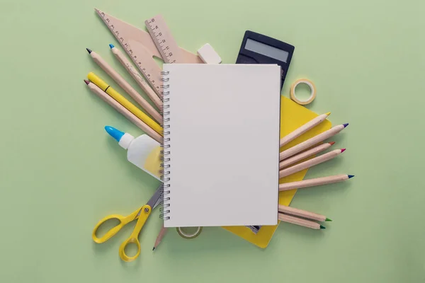 Caderno Branco Aberto Sobre Materiais Escolares Como Tesouras Réguas Vidro — Fotografia de Stock