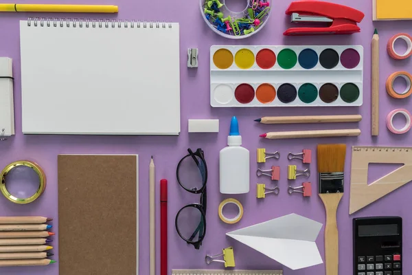 Material Escolar Colocado Padrão Sobre Fundo Rosa Volta Conceito Escola — Fotografia de Stock