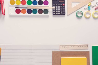 Okul malzemeleri üzerinde üstten görünüm desen alt ve üst kısmında bir tablo yerleştirilir. Düz lay Kırtasiye. Geri okul kavramı