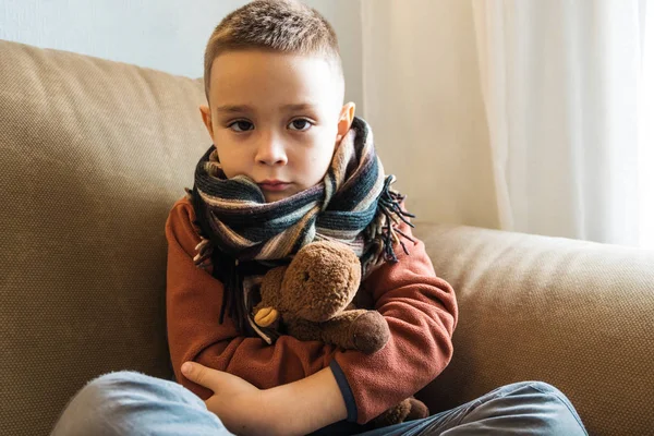 Fiatal Fiú Visel Pulóver Sálat Kanapén Játék Karját Influenza Szezonális — Stock Fotó