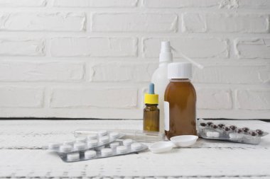 Görünümü farklı ilaçlarla birlikte Beyaz ahşap bir masa üzerine kapatın. Grip ve mevsimsel hastalıkların. Aşılama kavramı, preventional bağışıklama.