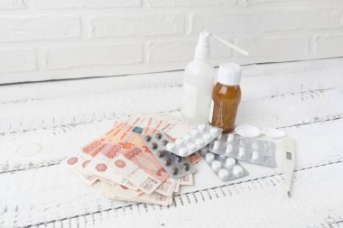 Rubleli tıbbi ilaçlar. Pahalı ilaç kavramı, hap ve kapsül ler için yüksek fiyatlar. Fundalık hayatının bedeli. Tedavi için artan oranları. Finans ve iş kavramı.