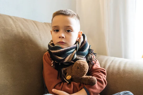 Ένα Νεαρό Αγόρι Που Κάθεται Στον Καναπέ Ένα Άρρωστο Παιδί — Φωτογραφία Αρχείου