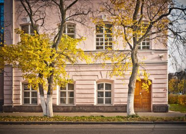 Vologda şehrinde akşam ışığıyla aydınlatılan eski bina