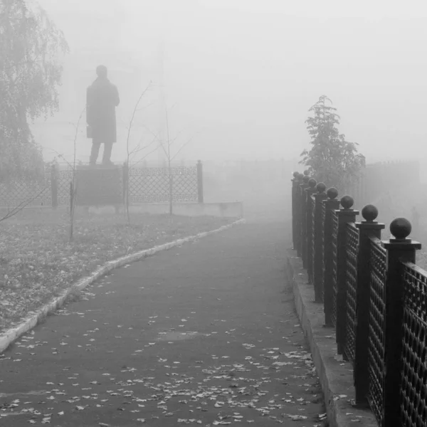 Vologda Nehri'nin dolgu üzerinde sisli bir sabah şair Nikolai Rubtsov anıtı