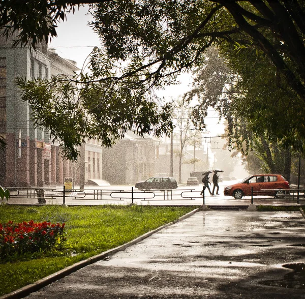 Vologda şehrinde yağmurlu ve aynı zamanda güneşli bir gün
