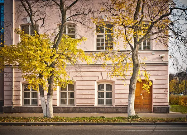 Vologda şehrinde akşam ışığıyla aydınlatılan eski bina