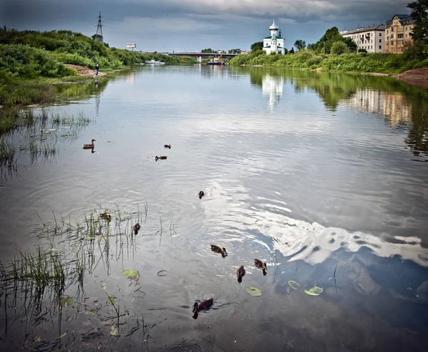 Vologda Nehri'nin kıyılarından Ilk Çağrılan Aziz Andrew Kilisesi'nin görünümü