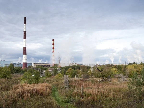 Bir Ağustos akşamı Kondopoga'daki Pulp and Paper Mill'deki bir tepeden manzara