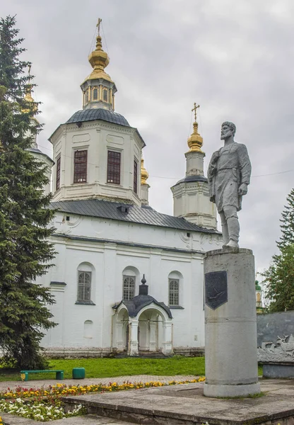Asya ve Amerika arasındaki boğazın kaşifve kaşifi Semyon Dezhnev'in Anıtı, Veliky Ustyug'daki Katedral avlusundaki Kutsal Meryem Ana Varsayımı Katedrali'nde