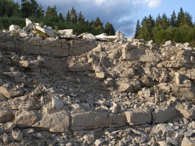 Vologda bölgesinde Kema nehri üzerinde kireçtaşı ocağı, Haziran akşamı
