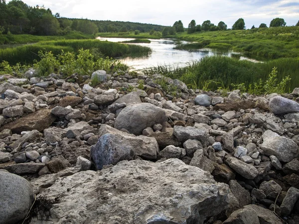 Vologda bölgesinde Kema nehri üzerinde kireçtaşı ocağı, Haziran akşamı