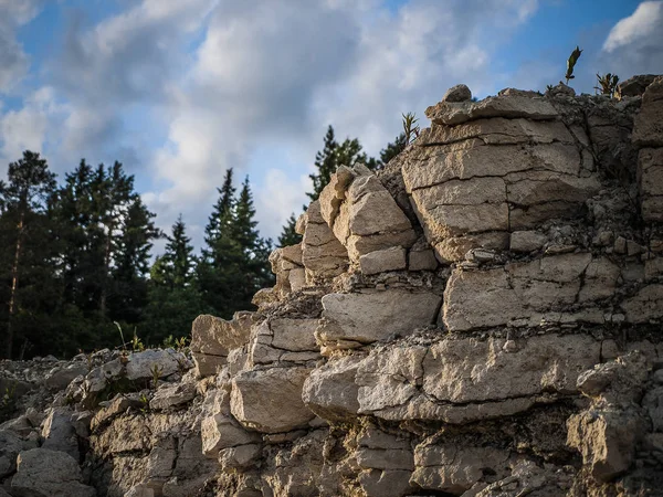 Vologda bölgesinde Kema nehri üzerinde kireçtaşı ocağı, Haziran akşamı