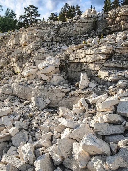 Vologda bölgesinde Kema nehri üzerinde kireçtaşı ocağı, Haziran akşamı