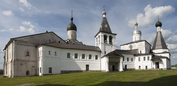 Ferapontov Belozersky Bogoroditsa-Noel Manastırı Ferapontovo köyü yakınlarında sıcak güneşli bir günde, Vologda Bölgesi, Lake Borodaevskoe üzerinde