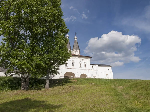 Ferapontov Belozersky Bogoroditsa-Noel Manastırı Ferapontovo köyü yakınlarında sıcak güneşli bir günde, Vologda Bölgesi, Lake Borodaevskoe üzerinde