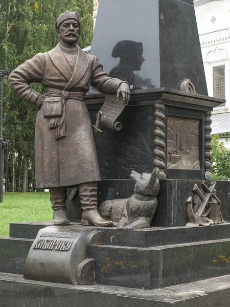 Veliky Ustyug kentindeki Transfiguration Kilisesi'nde kaşif ve Rus askeri lideri Erofei Khabarov anıtı