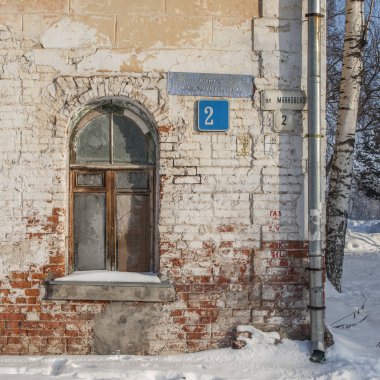 Erken soğuk bir sabah Vologda şehrin tarihi bölümünde Antik tuğla