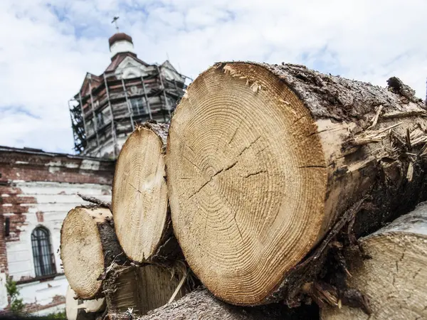 Zekeriya, Arangel bölgesinde bir taş kilisenin iskeleve restorasyonu için hazırlanan yuvarlak kütükler