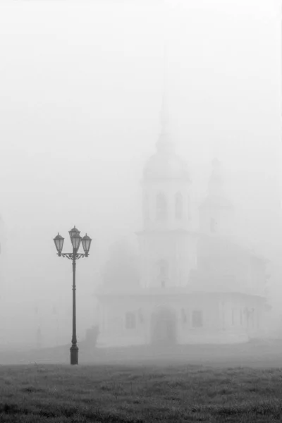 Ağır sis Vologda şehrinKremlin meydanında Alexander Nevsky kilisesinin önünde Fener