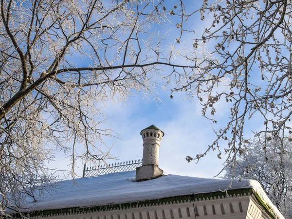 Kış güneşli soğuk gün. Hoarfrost ağaçlar ve korkuluklar