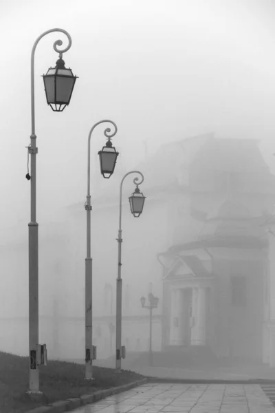 Vologda şehrinin Kremlin meydanında yoğun sis Diriliş Katedrali önünde Fenerler