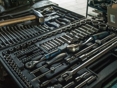 Bir bavuliçinde el aletleri seti