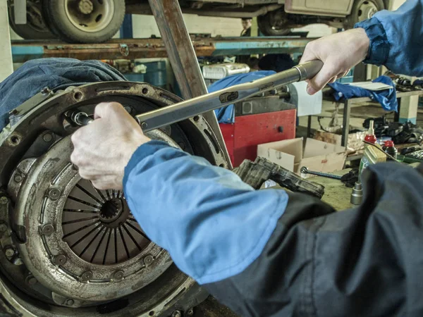 mekanik araba şanzıman debriyaj diski sökür