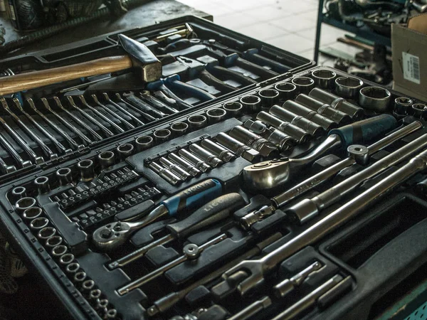 Bir bavuliçinde el aletleri seti