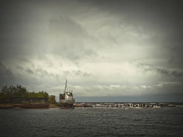 Onega Gölü ile kesiştiği andoma nehrinin ağzı
