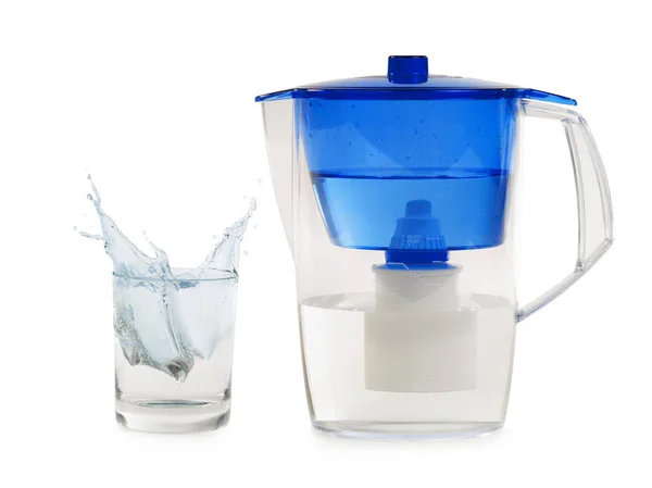 Penyaring Untuk Membersihkan Air Dengan Percikan Air Dalam Gelas Diisolasi — Stok Foto
