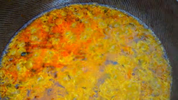 乌兹别克抓饭在大锅里 — 图库视频影像