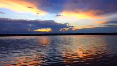 Nehirde gün batımı