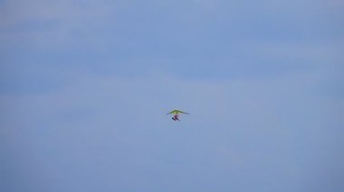 su hang glider bulutlarda uçar