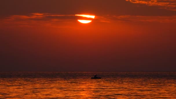 Ήλιος Ανατέλλει Πάνω Από Θάλασσα Πρωί — Αρχείο Βίντεο
