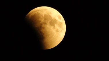 27 Temmuz 2018 - tam ay tutulması ay tutulması. Bu yüzyılda 21 en uzun toplam ay tutulması oldu. Toplam aşamasının toplam süresi yaklaşık 103 dakika idi