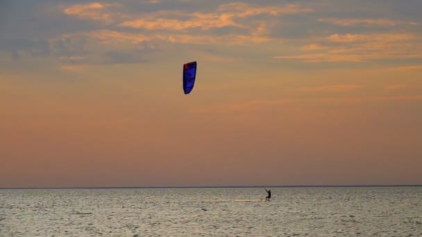 Cámara Lenta Joven Practicando Kitesurf Las Olas Sol Poniente — Vídeo de stock