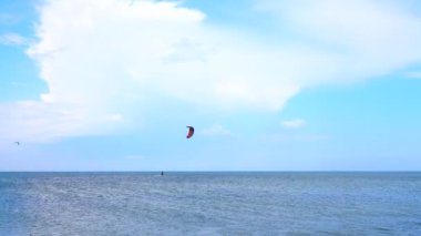 Genç adam Kitesurfing dalgalar üzerinde pratik