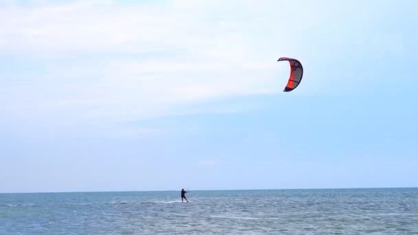 Joven Practicando Kitesurf Las Olas — Vídeo de stock