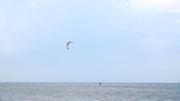 Αργή Κίνηση Αργή Κίνηση Νεαρός Εξάσκηση Του Kitesurfing Στα Κύματα — Αρχείο Βίντεο