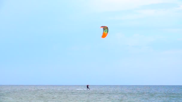 Cámara Lenta Cámara Lenta Joven Practicando Kitesurf Las Olas — Vídeos de Stock