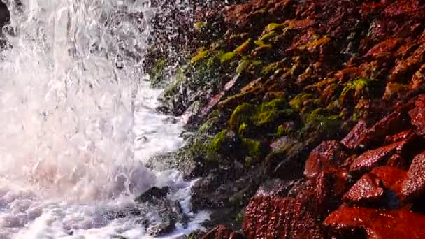 Slowmotion Snabb Vatten Ström Mot Bakgrund Röda Stenar Ljud — Stockvideo