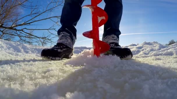 Fischer Bohrt Eis Für Das Winterfischen — Stockvideo