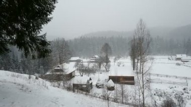 Evin arka planda kar yağışı