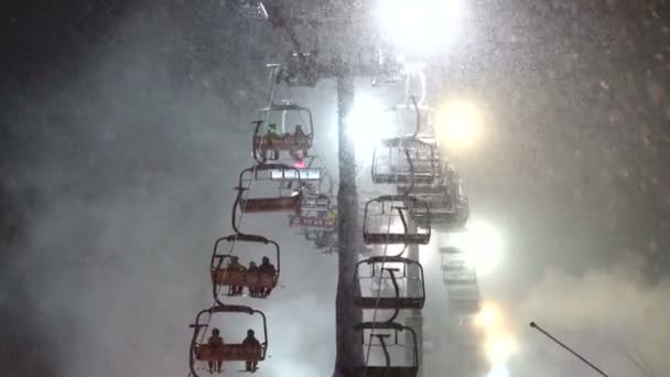 Lifte Bringen Die Skifahrer Nachts Auf Den Berg Skigebiet Bukovel — Stockvideo