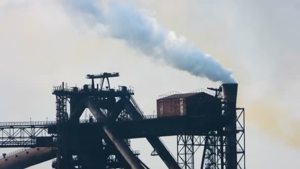 从工厂的烟囱里冒出来的烟 — 图库视频影像