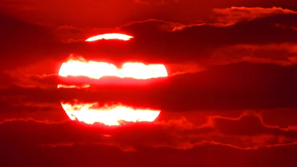 Grote Rijzende Zon Een Achtergrond Van Rode Wolken — Stockfoto