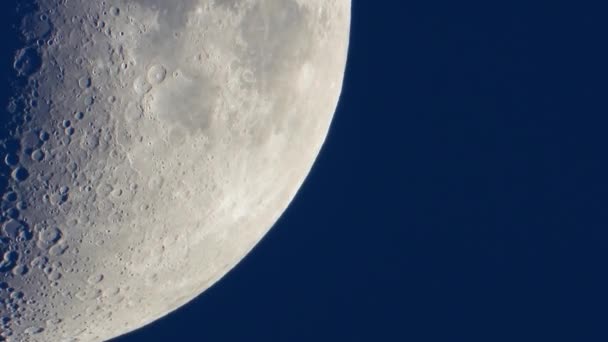 Luna Enorme Contra Cielo Azul Sonido — Vídeos de Stock