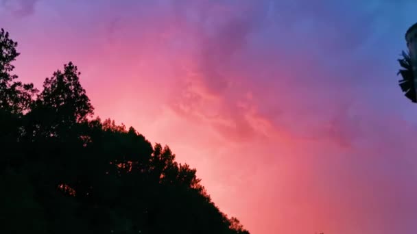 Gün Batımında Bir Kasırga Önce Kırmızı Bulutlar Ses — Stok video