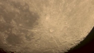 büyük ay hareket ediyor. Nightingale gece şarkı söylüyor